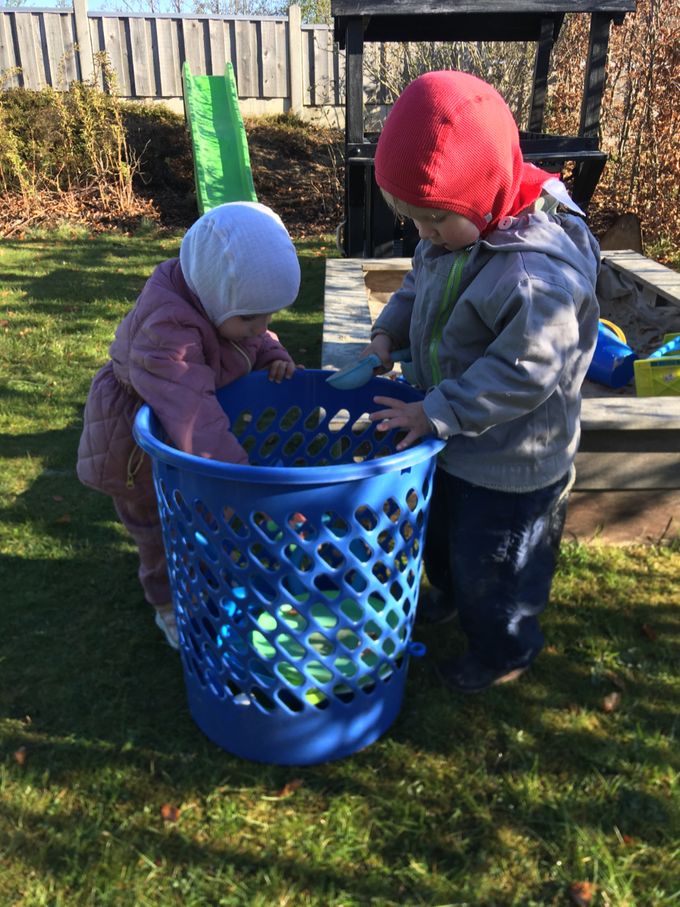 Børnene hjælper med at rydde legetøjet op, mår det skal vaskes - vi er ude hele dagen pt - og med at pakke det ud igen.